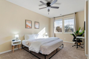 High End Midtown Home With Fireplace And Ensuite Baths